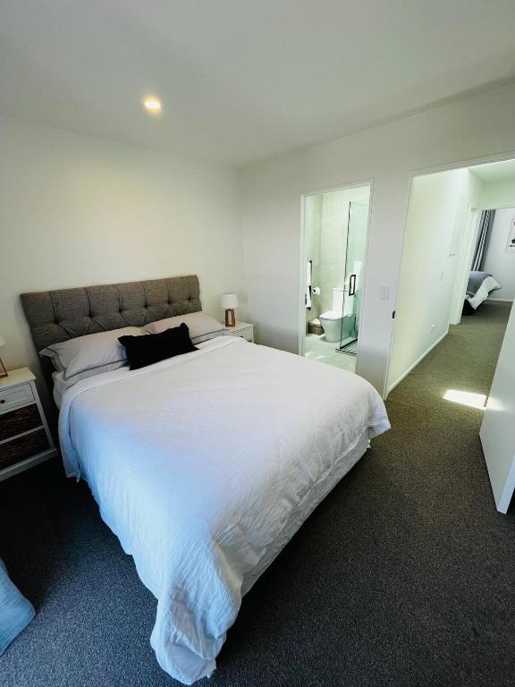 New 2bed2bath townhouse with parking by Hagley Park - Resim 11