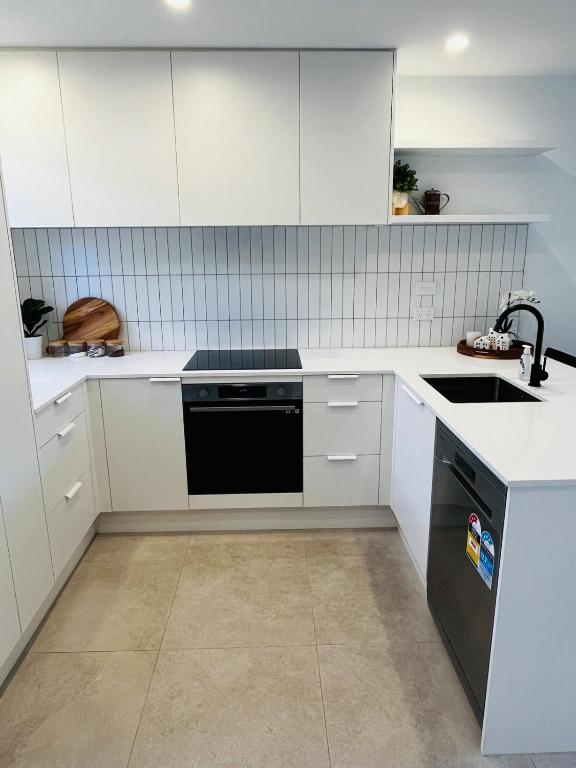 New 2bed2bath townhouse with parking by Hagley Park - Resim 12