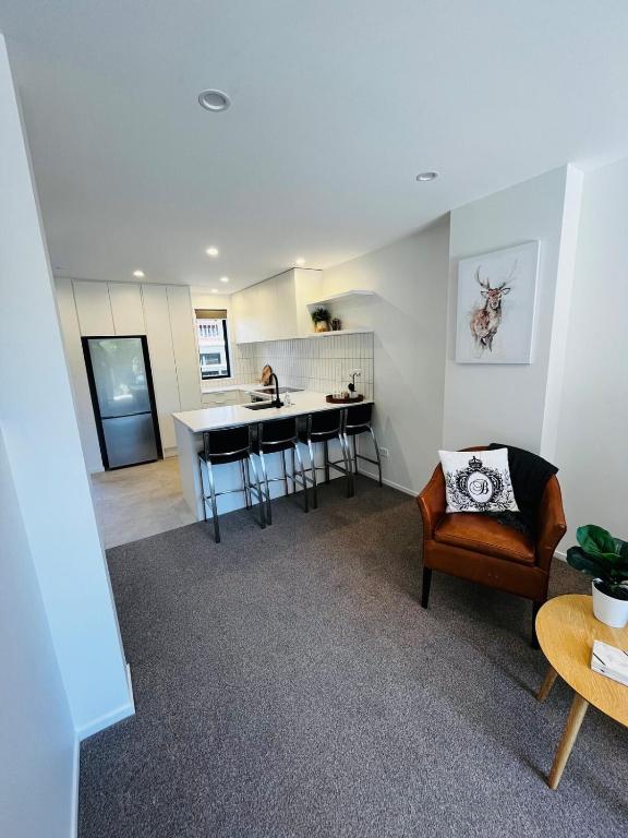 New 2bed2bath townhouse with parking by Hagley Park - Resim 4
