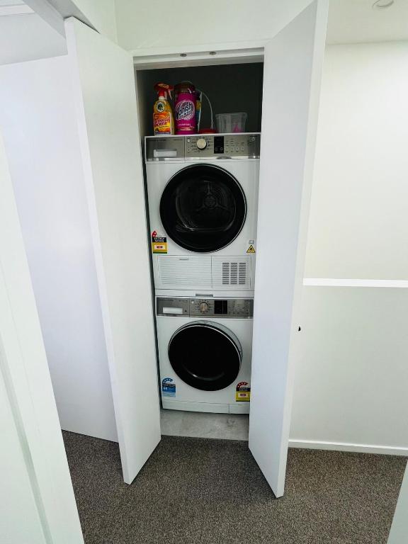 New 2bed2bath townhouse with parking by Hagley Park - Resim 5