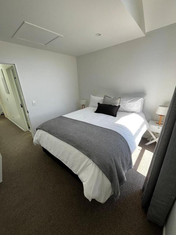 New 2bed2bath townhouse with parking by Hagley Park - Resim 15