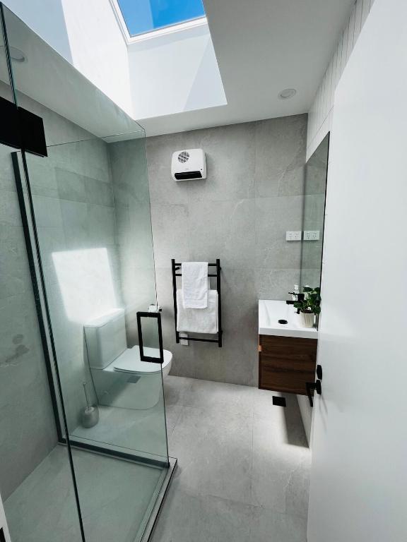 New 2bed2bath townhouse with parking by Hagley Park - Resim 3