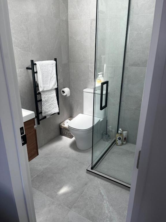 New 2bed2bath townhouse with parking by Hagley Park - Resim 8