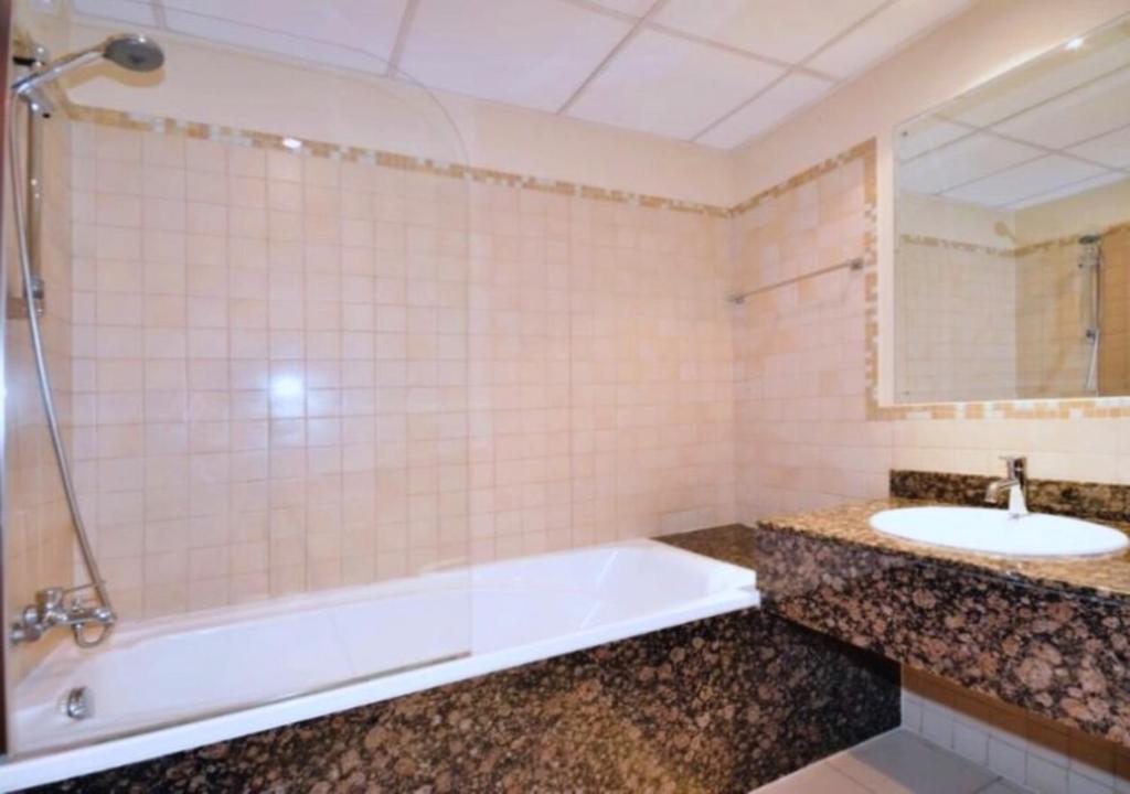 Koupelna v ubytování Spacious 2 BR with Amazing Marina View Rimal JBR