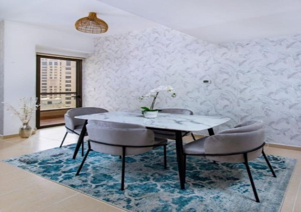 Posezení v ubytování Spacious 2 BR with Amazing Marina View Rimal JBR