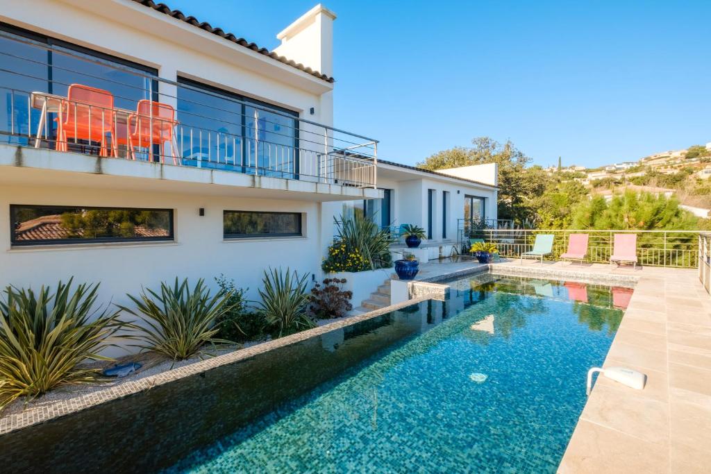 Bazén v ubytování Villa Luxe Vue Mer Baie De Cannes nebo v jeho okolí