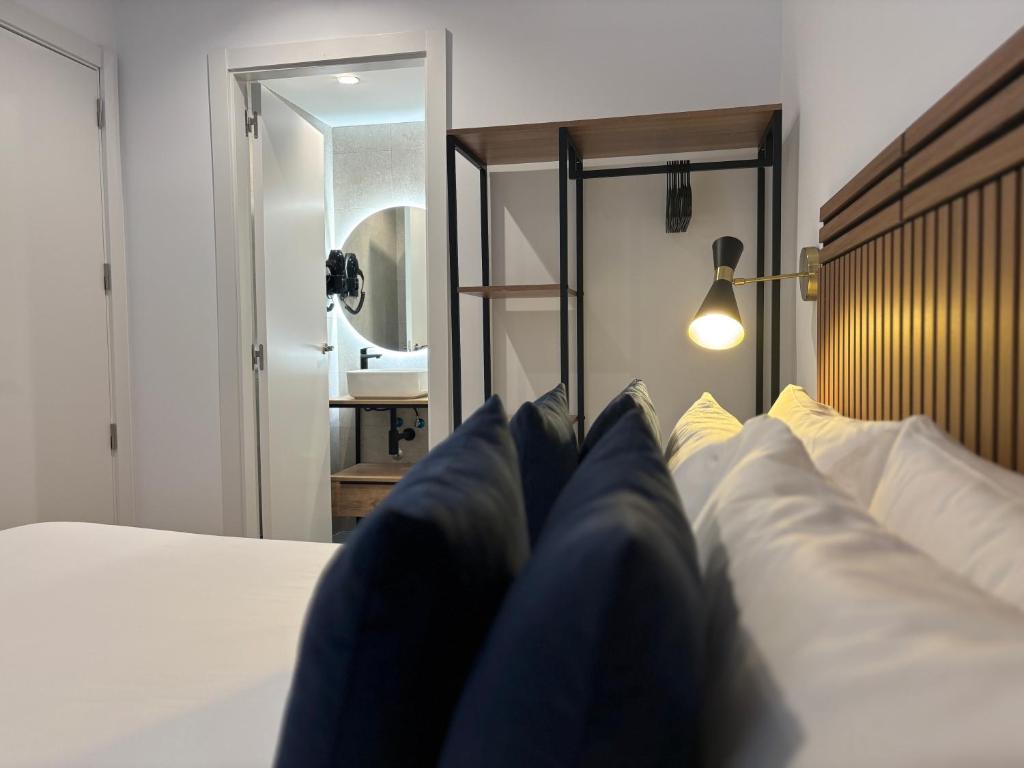 Postel nebo postele na pokoji v ubytování Arenal Suites Bilbao