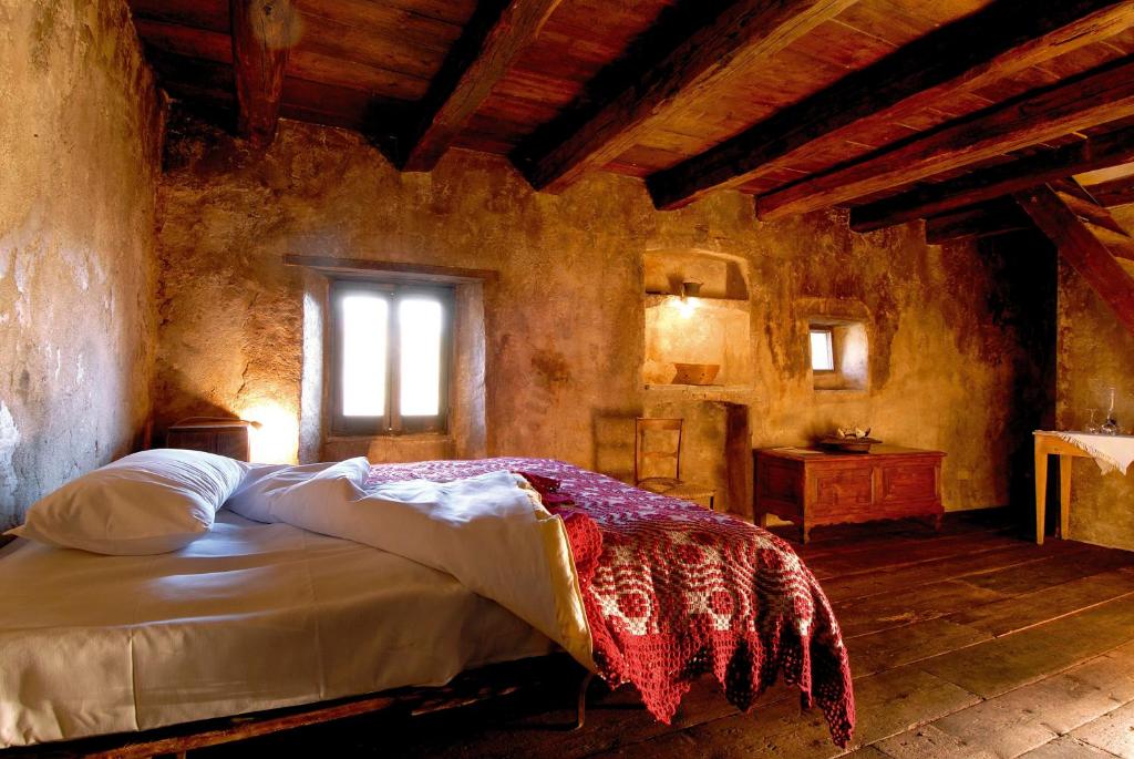 Postel nebo postele na pokoji v ubytování Sextantio Albergo Diffuso
