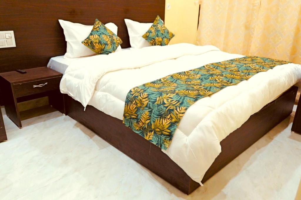 Ένα ή περισσότερα κρεβάτια σε δωμάτιο στο Hotel The Ram Krishna