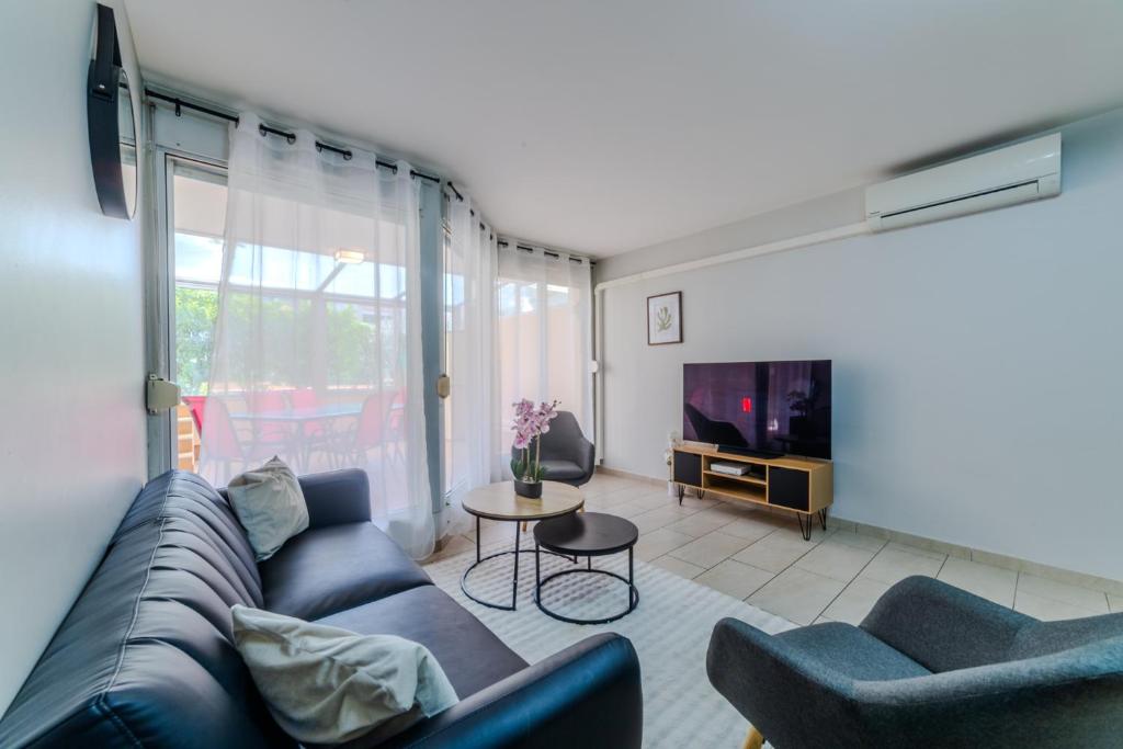 un salon avec un canapé et une télévision dans l'établissement T5 Chaleureux - Jardin Privatif & 2 Parking, à Villeurbanne