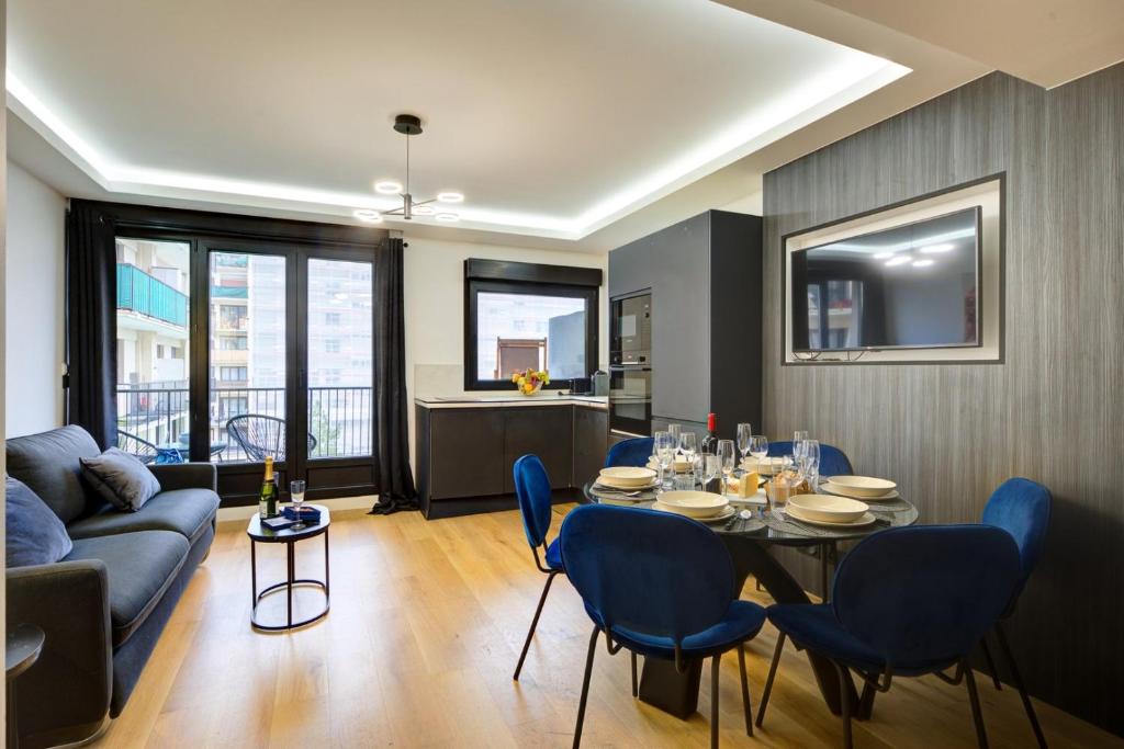 un salon avec une table et des chaises bleues dans l'établissement Bluestay 52 - Superbe appartement à Paris 15, à Paris