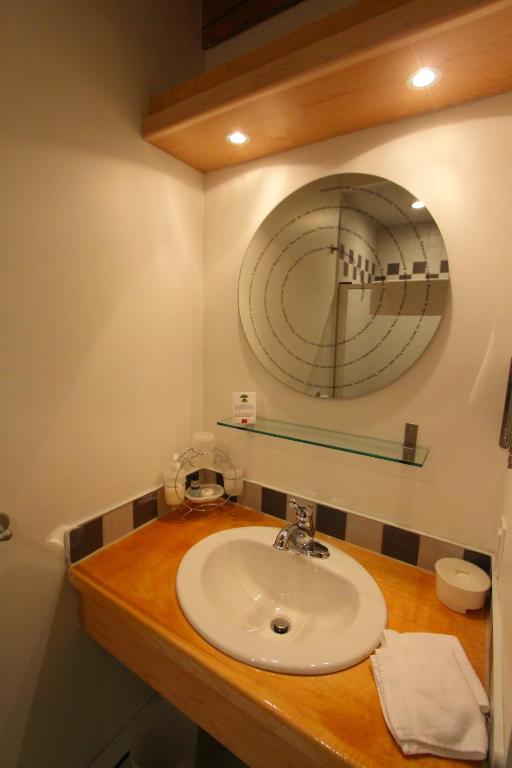 ein Badezimmer mit Waschbecken und Spiegel in der Unterkunft Escale du Nord in Mont-Tremblant