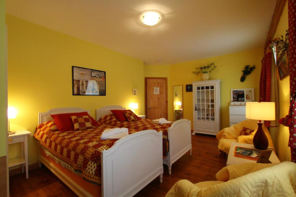 ein Schlafzimmer mit einem Bett und einer Couch in der Unterkunft Escale du Nord in Mont-Tremblant
