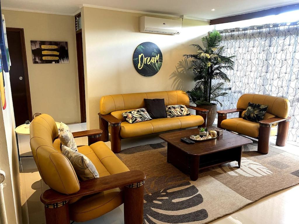Un lugar para sentarse en Kidsfirst Apartment 4 - Duncan road, Domain, Suva