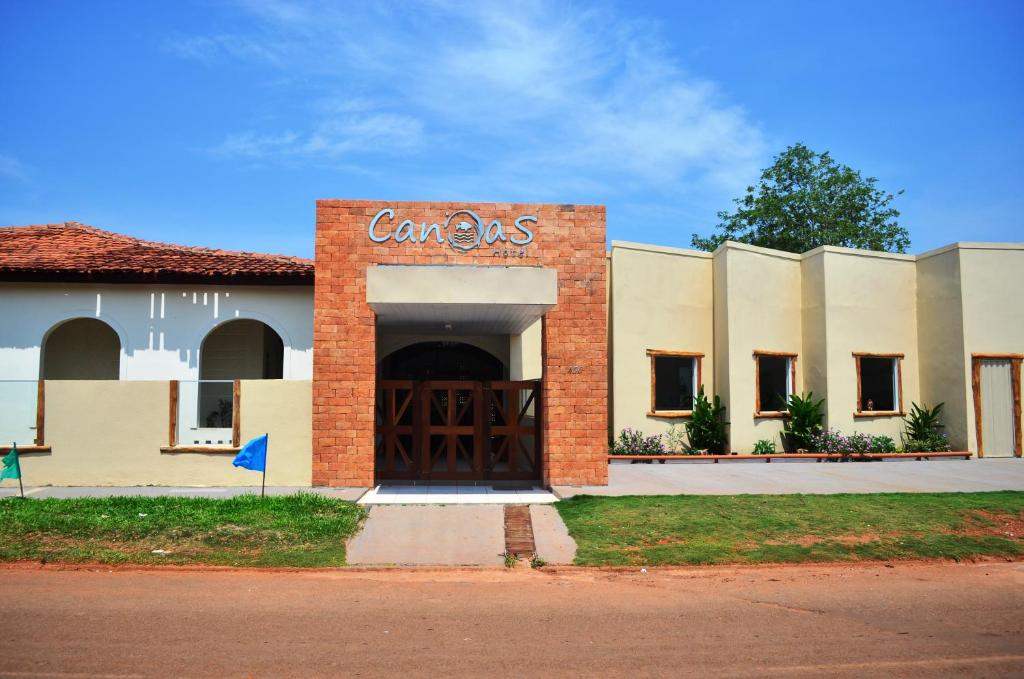波科内Canoas Hotel的带有读卡萨标志的建筑