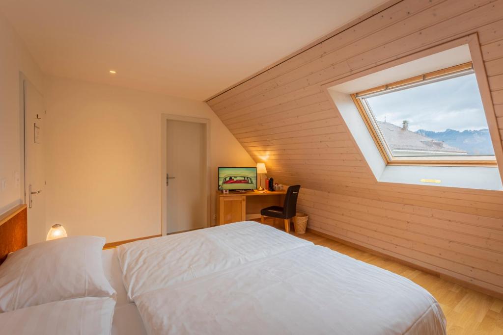 Postel nebo postele na pokoji v ubytování Hôtel du Cheval Blanc - City center