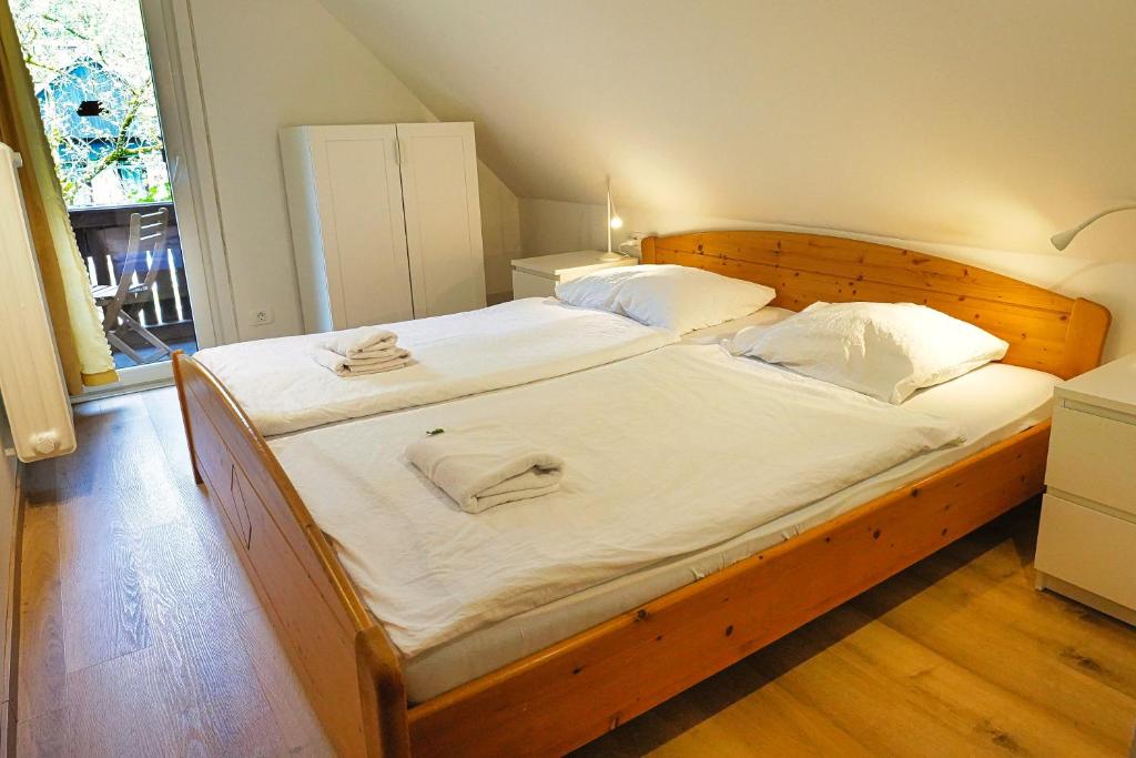 Postel nebo postele na pokoji v ubytování Sobe in apartmaji Pri Ukcu Bohinj