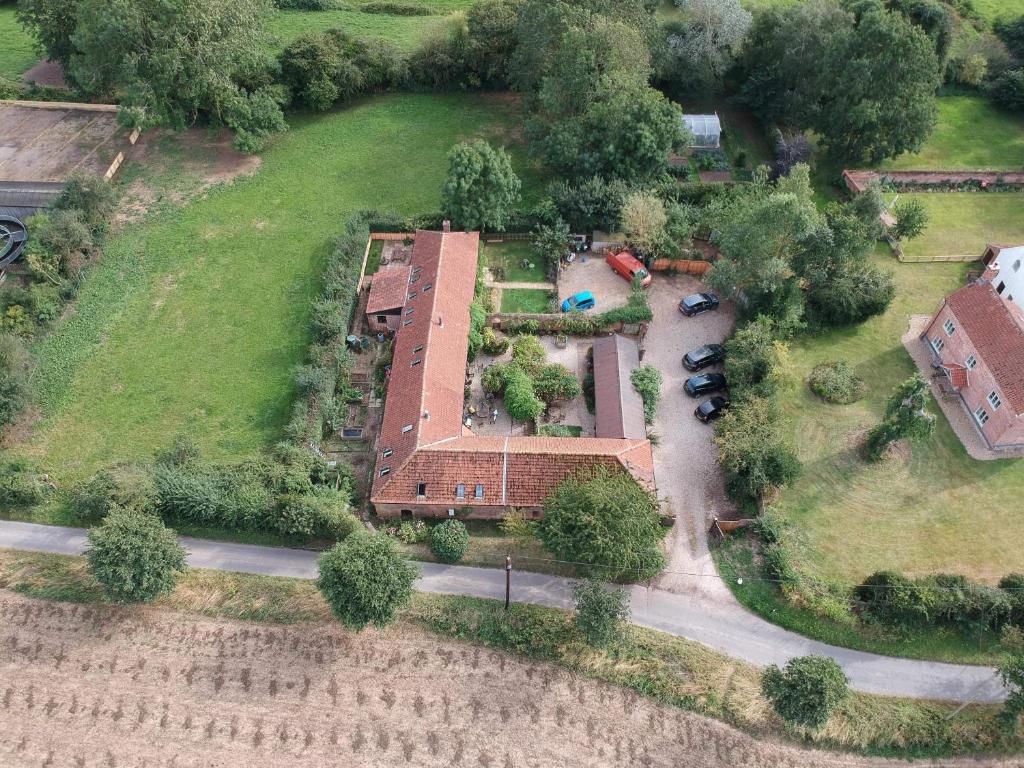 una vista aérea de una casa en un parque en Church Farm Barns, en Thurgarton