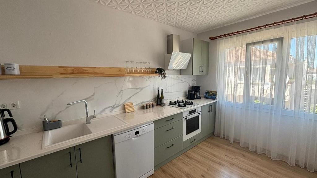 Kuchyň nebo kuchyňský kout v ubytování Urla The Orange House