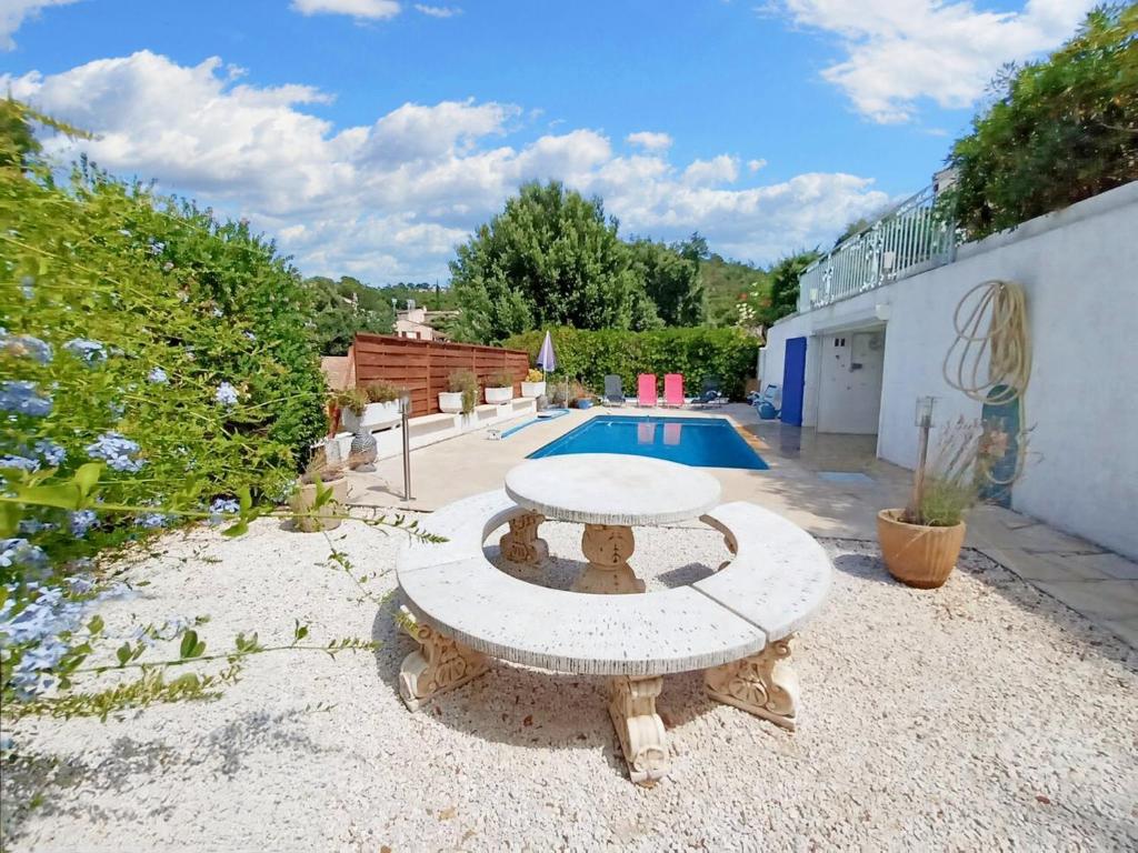 Photo de la galerie de l'établissement Appartement confortable à Saint-Raphaël 50 m² avec piscine partagée, à Saint-Raphaël