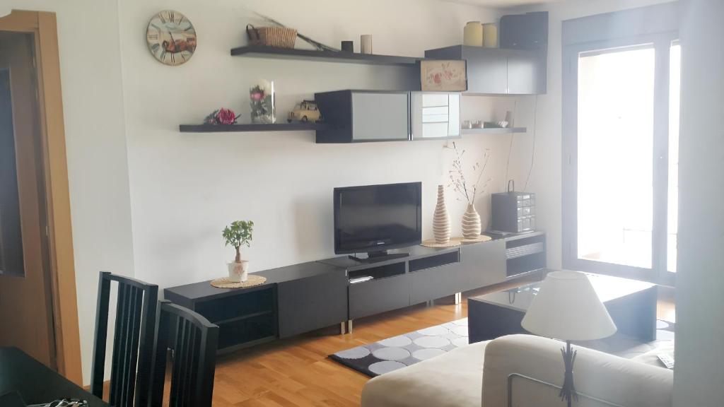 Televízia a/alebo spoločenská miestnosť v ubytovaní Comfort Apartment Cirueña + Pool
