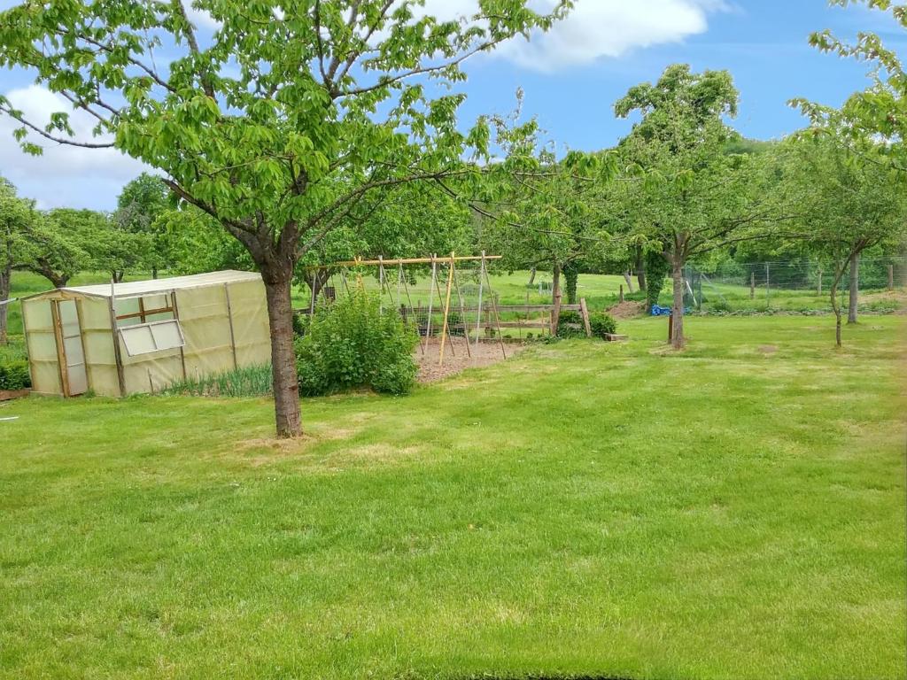Vonkajšia záhrada v ubytovaní Maison familiale avec jardin à Clarbec, 120 m², jeux pour enfants