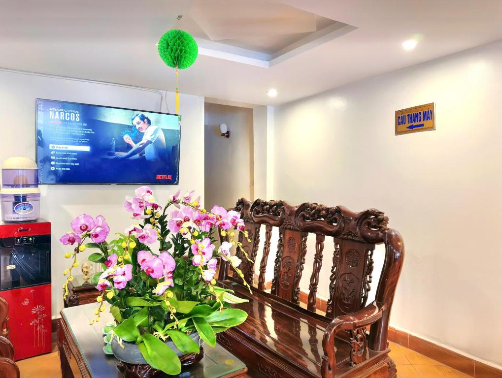 TV a/nebo společenská místnost v ubytování Hoang Gia Hotel Cau Giay