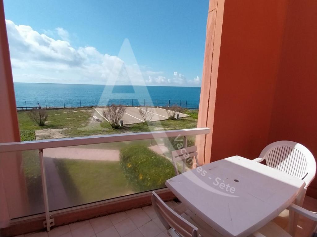 un balcon avec vue sur l'océan dans l'établissement STUDIO 4 PERS, PKG, 1ERE LIGNE MER, PISCINE, TENNIS, à Sète