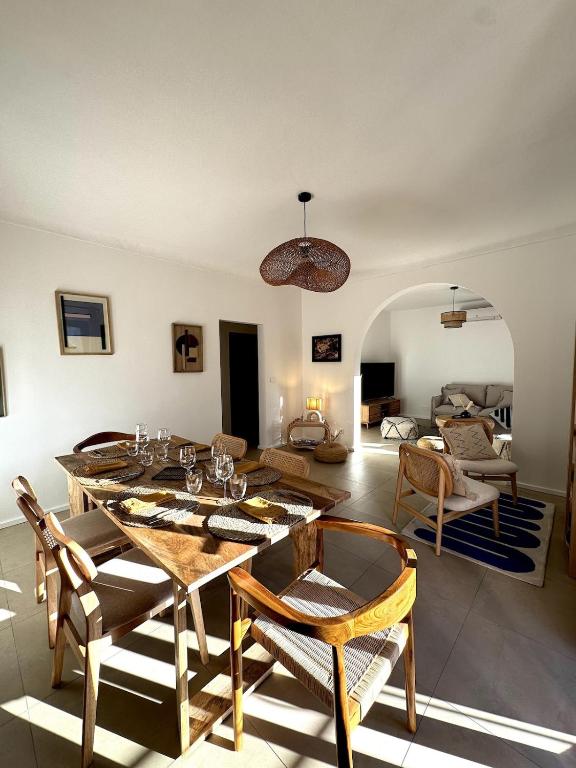 un salon avec une table et des chaises en bois dans l'établissement Résidence Hôtelière CASA DI BABBÒ, Porto, à Porto Ota