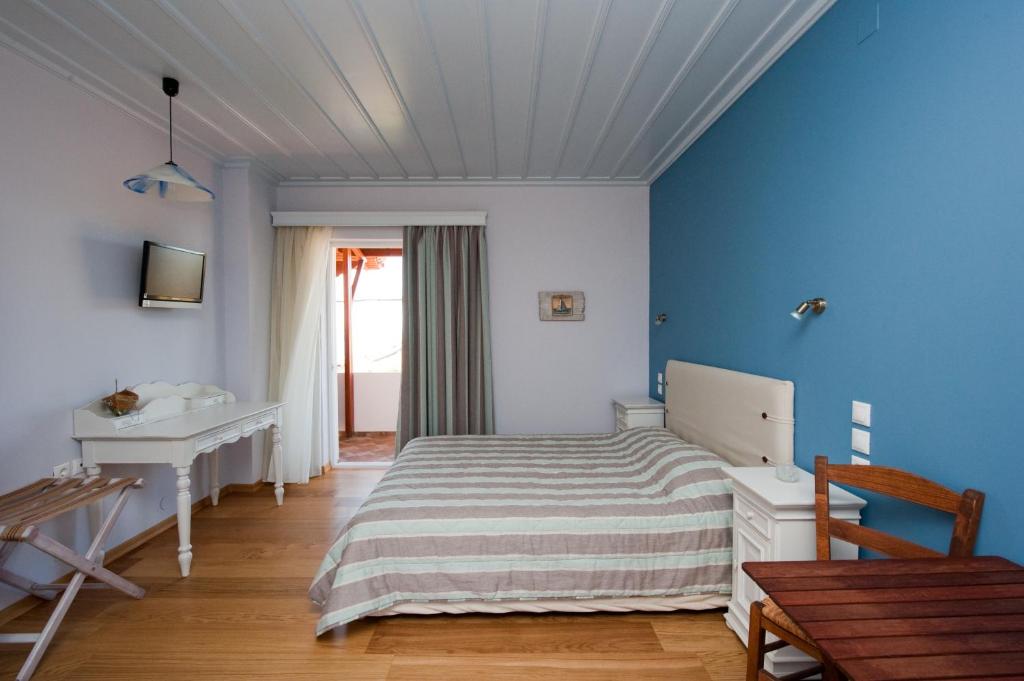 Кровать или кровати в номере Zorbas Apartments