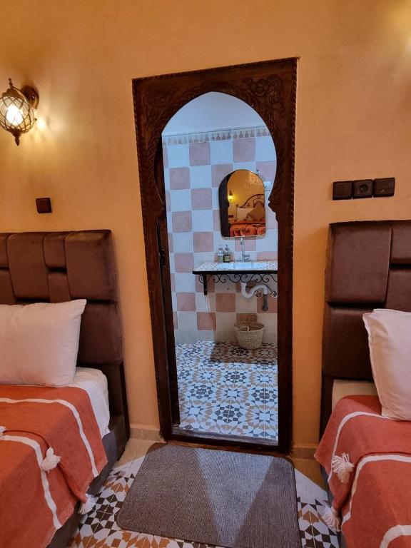 Postel nebo postele na pokoji v ubytování Riad Benrahal