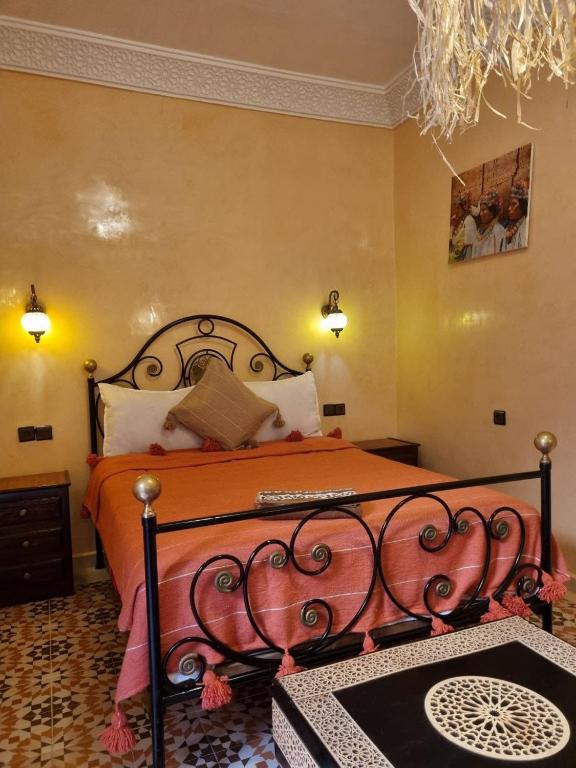 Postel nebo postele na pokoji v ubytování Riad Benrahal