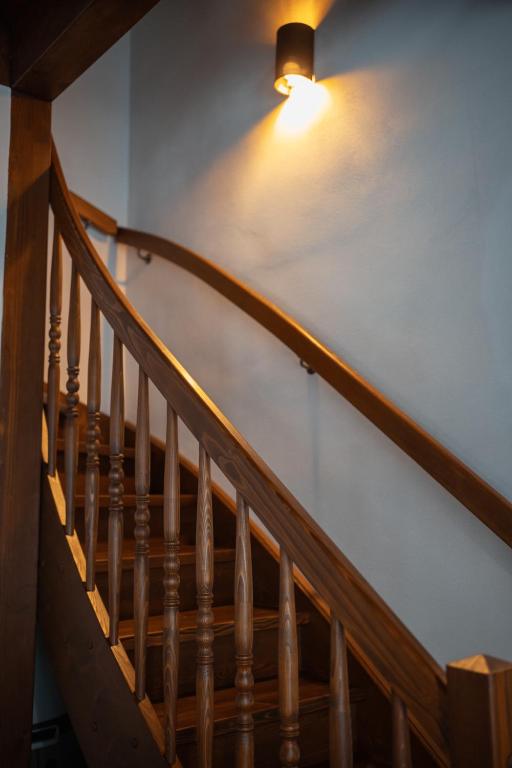 una scala in legno con una luce sul muro di Srub v Odeři a Hroznětín