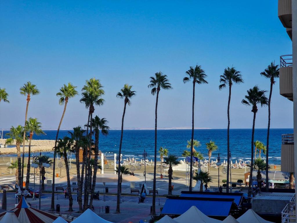 O vedere generală la mare sau o vedere la mare
luată din acest apartament