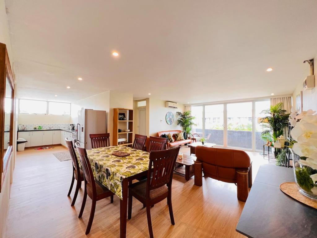 eine Küche und ein Esszimmer mit Tisch und Stühlen in der Unterkunft Kidsfirst Apartment 5- Duncan Road, Suva City in Suva