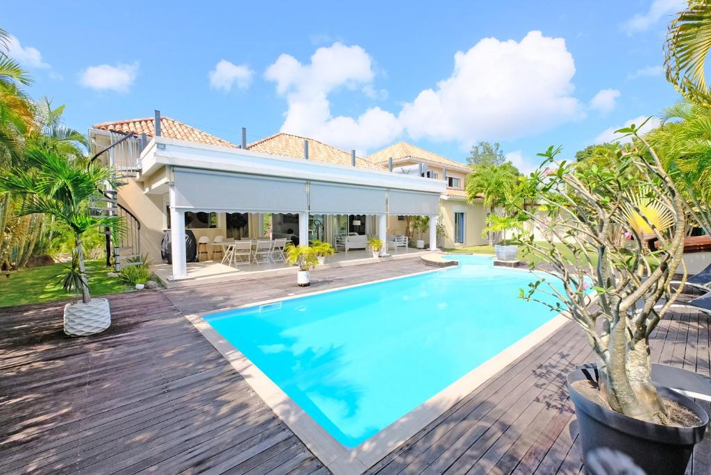 une piscine dans l'arrière-cour d'une maison dans l'établissement Villa Dampierre, au Gosier