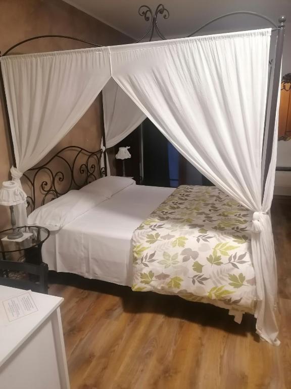 Łóżko lub łóżka w pokoju w obiekcie BGY Airport Guesthouse
