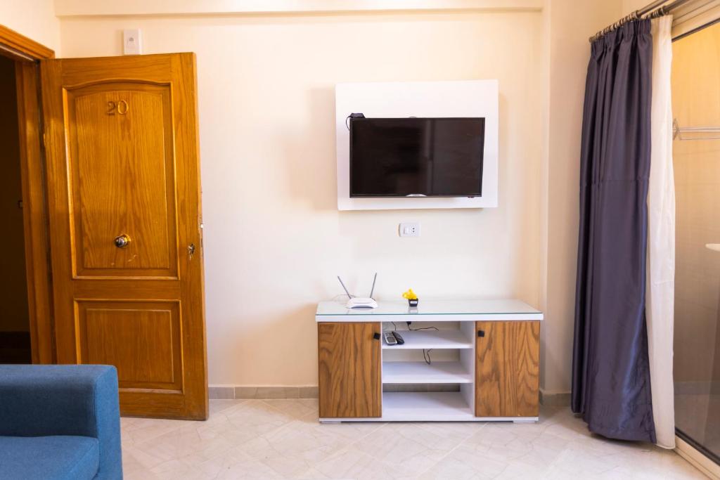 TV a/nebo společenská místnost v ubytování Lazur Pool Apartment's - El Kawsar, Hurghada - Egypt