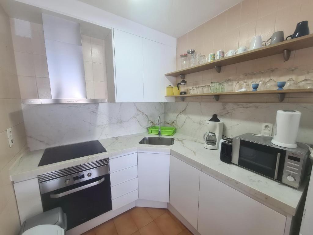 Kuchyňa alebo kuchynka v ubytovaní Epsilon 2 4f primera línea de playa