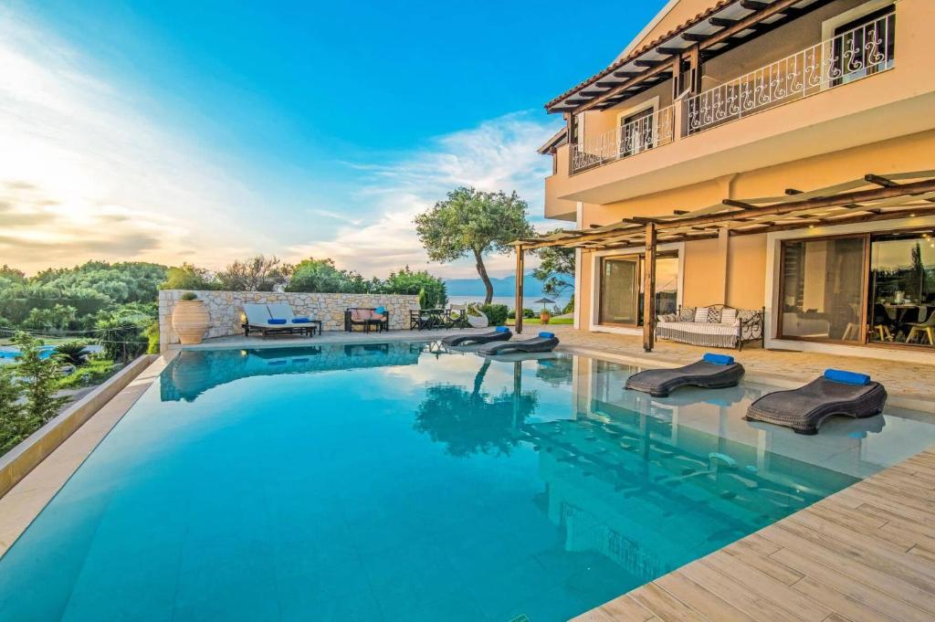 una piscina en el patio trasero de una casa en Villa Seawave by Villa Plus, en Agios Spiridon, Corfú