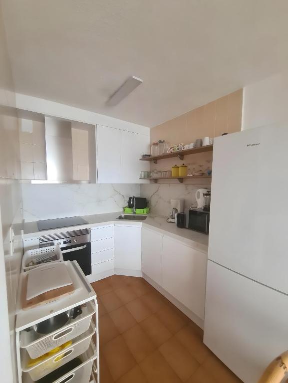 Kuchyňa alebo kuchynka v ubytovaní Epsilon 2 4f primera línea de playa