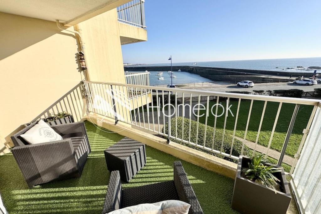 d'un balcon avec des chaises et des tables donnant sur l'océan. dans l'établissement Studio - Face à la mer - Vue 180, à Quiberon