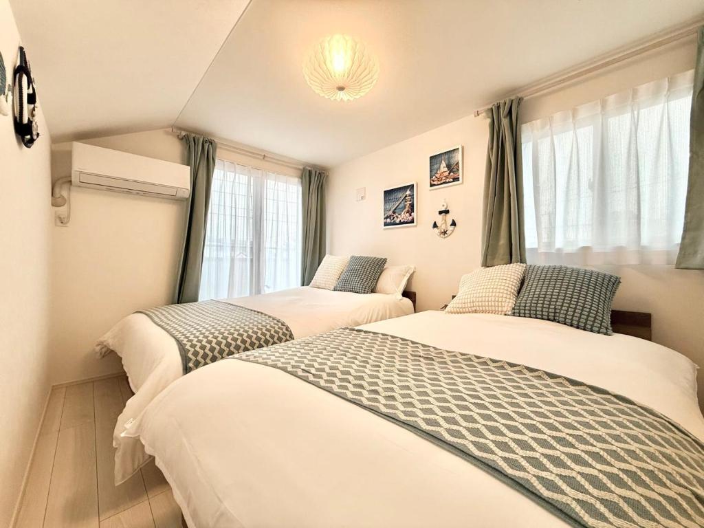 1 Schlafzimmer mit 3 Betten in einem Zimmer in der Unterkunft Katsushika House柴又 KS0340 in Tokio