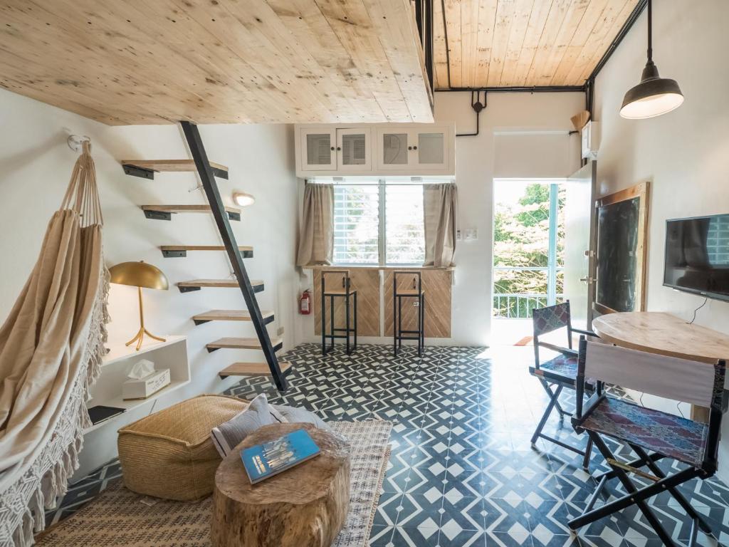 TV a/nebo společenská místnost v ubytování AGTA Nest Loft in Subic Bay with Self-Serve Breakfast - Pet Friendly, WiFi, Monkeys!