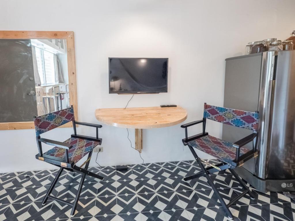 TV a/nebo společenská místnost v ubytování AGTA Nest Loft in Subic Bay with Self-Serve Breakfast - Pet Friendly, WiFi, Monkeys!