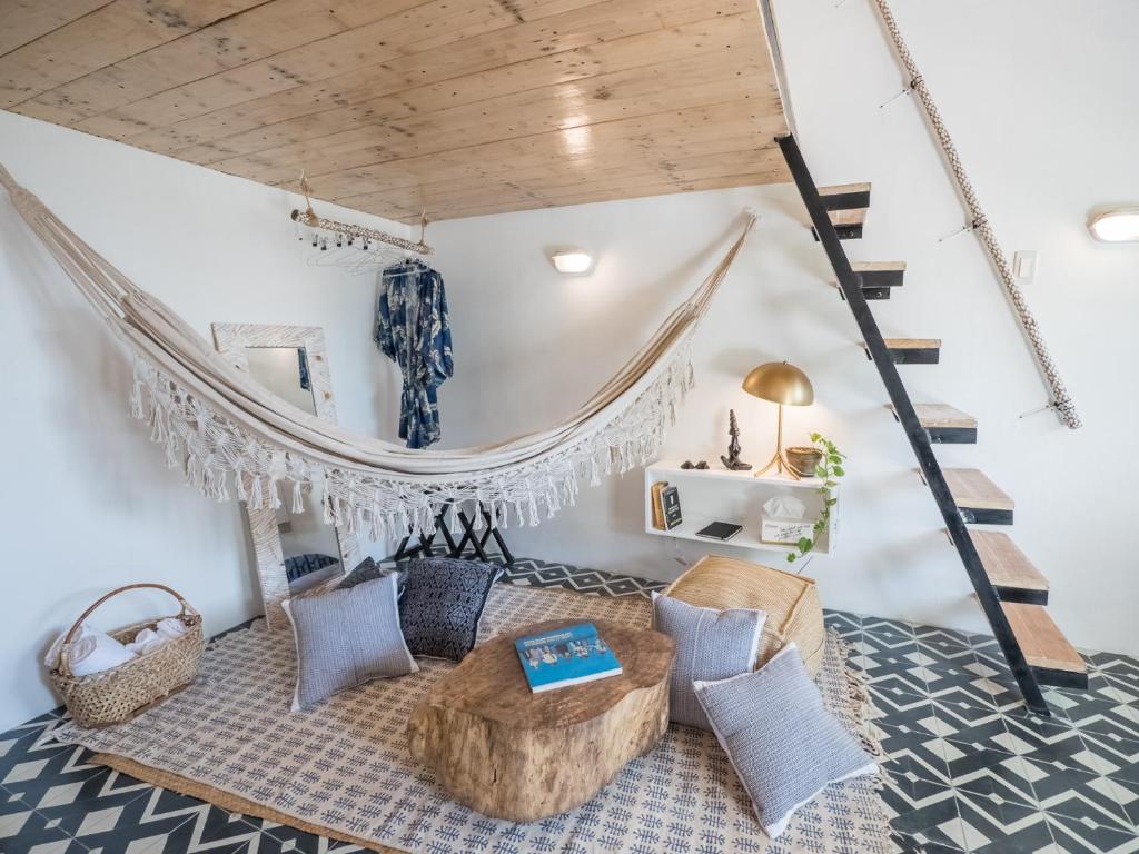 Posezení v ubytování AGTA Nest Loft in Subic Bay with Self-Serve Breakfast - Pet Friendly, WiFi, Monkeys!