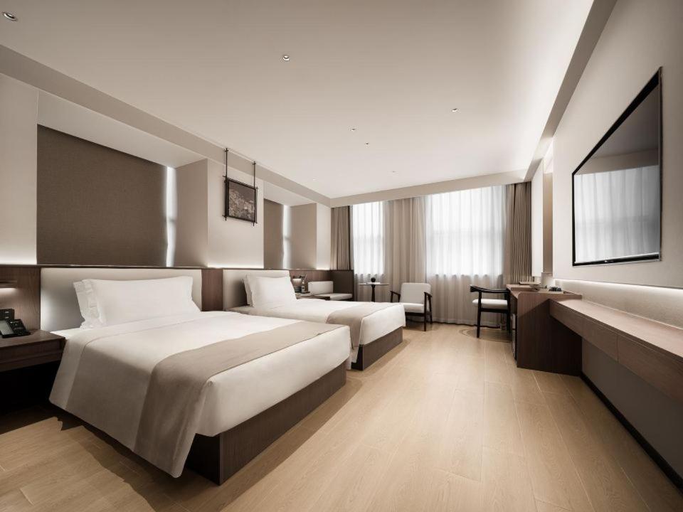 Postel nebo postele na pokoji v ubytování Walling Hotel - Chongqing hongyadong jialingjiang binjianglu