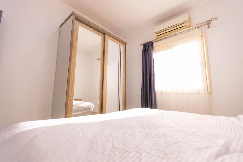 Postel nebo postele na pokoji v ubytování Lazur Pool Apartment's - El Kawsar, Hurghada - Egypt