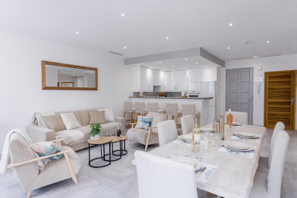 une salle à manger et un salon avec une table et des chaises dans l'établissement 38 Meynadier 4p by Halldis, à Cannes