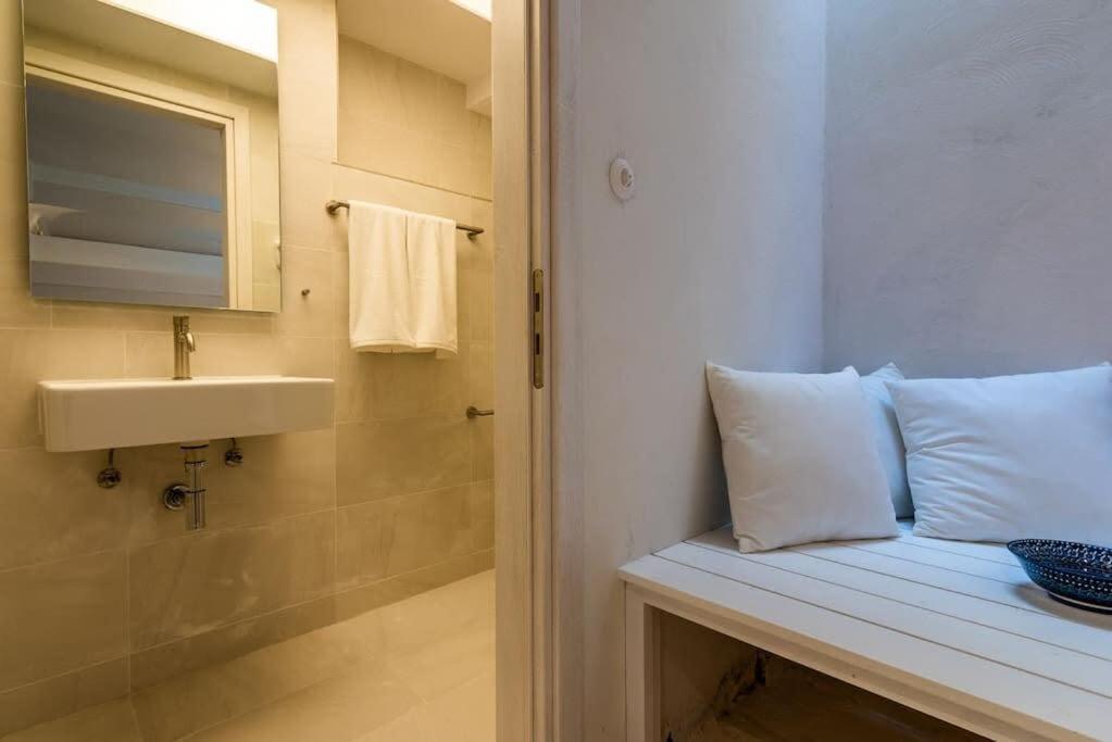 Ένα μπάνιο στο Gorgeous Apt in front of the Sea at Klima Milos